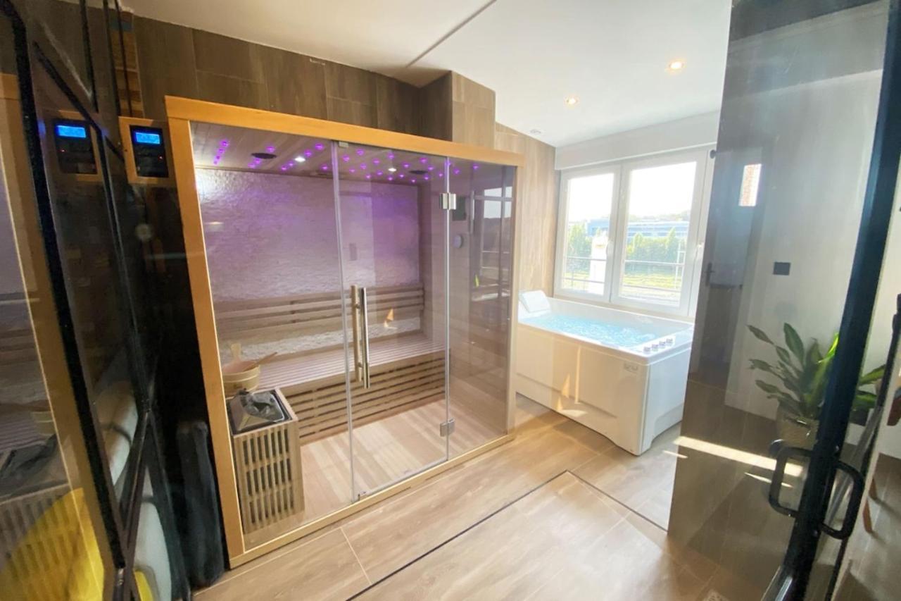 Capsule Gaming Balneo & Billard & Babyfoot & Sauna 2 *